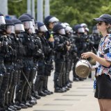 Quelque 200 personnes ont manifesté dimanche place des Nations contre l'activiste transphobe Posie Parker.